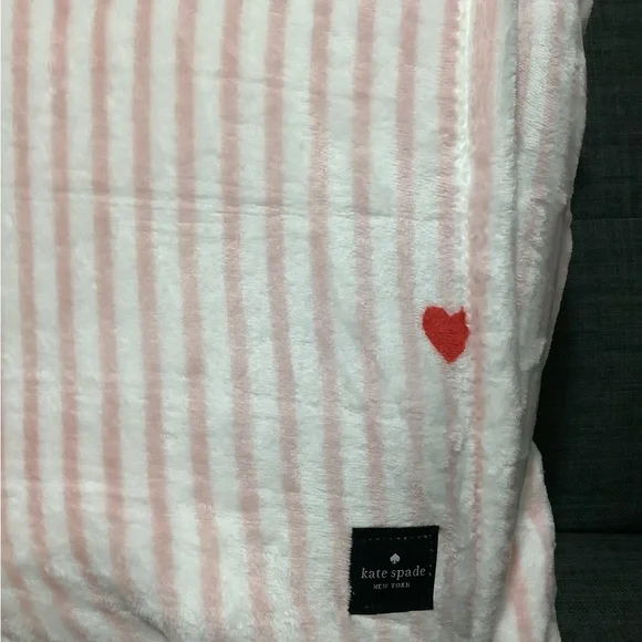 Kate Spade,QUEEN,  Soft Pink Striped with spread hearts ❤️  Blanket. - Picture 4 of 5